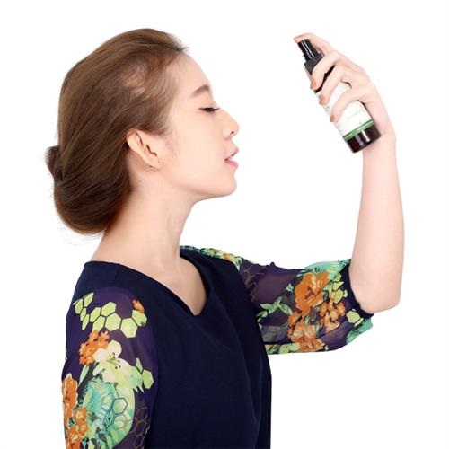 Xịt trực tiếp nước hoa hồng lên mặt sau đó dùng tay vỗ nhẹ cho sản phẩm thẩm thấu vào da