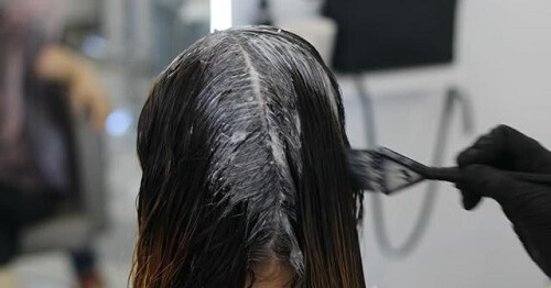Nhuộm tóc bạc dễ gây tóc hư tổn, ảnh hưởng tới da đầu, sức khỏe
